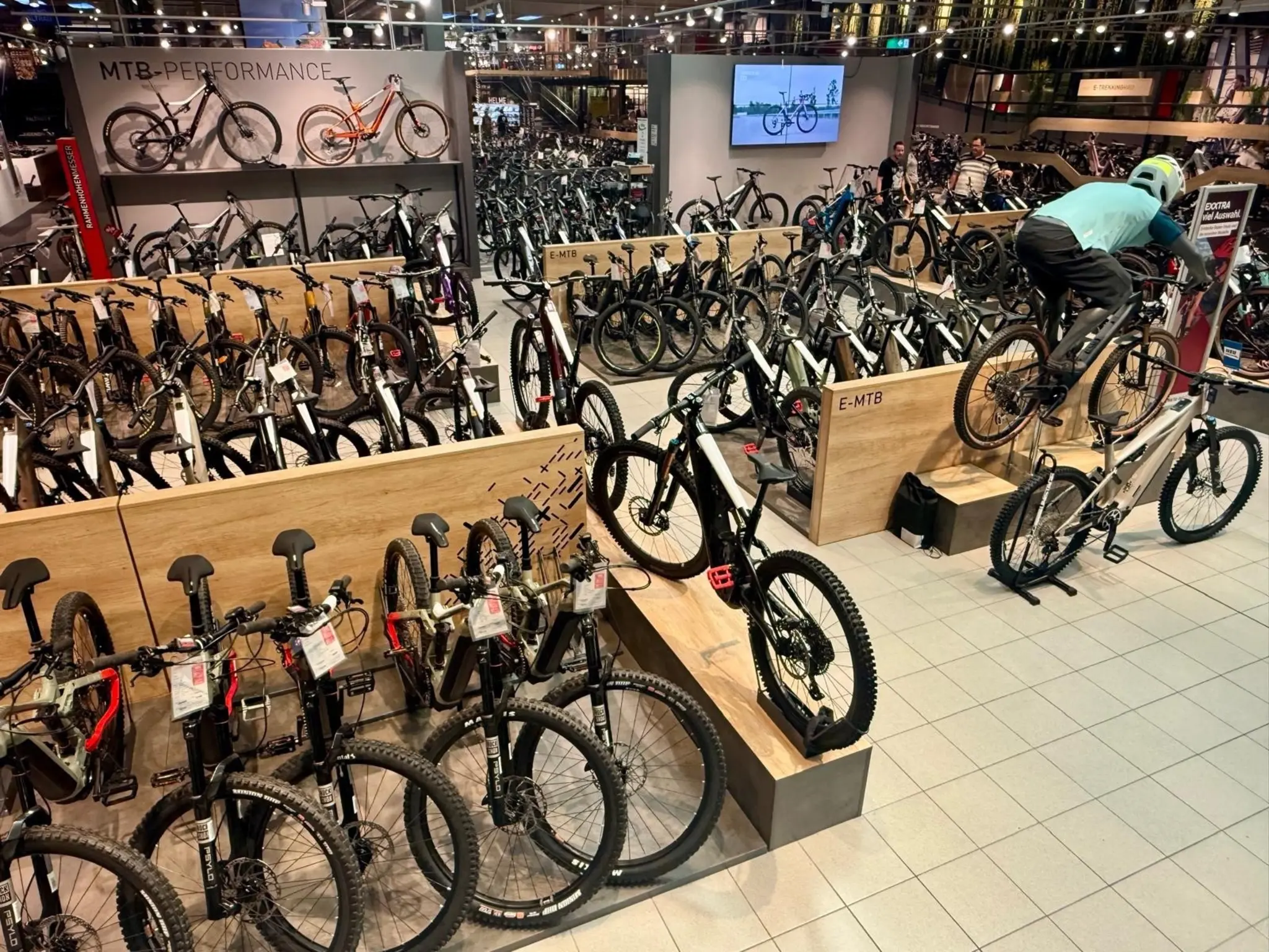 -Anzeige-E-Bikes-werden-in-Ludwigshafen-immer-mehr-zur-praktischen-Alternative-im-Alltag