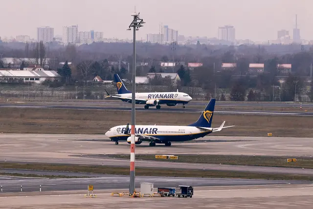 Bei einem Ryanair-Flug brach unterwegs eine Scheibe, Passagieren zufolge geriet ein Passagier in Not. (Symbolbild) | Foto: Jörg Carstensen/dpa