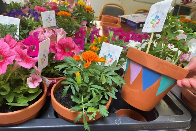Bei Mitmachaktionen entstehen aus bemalten Tontöpfen kleine Geschenke für andere | Foto: Stadt Landau