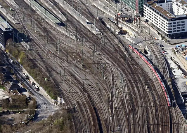 Bei einer Rangierfahrt ist ein Zug im Stuttgarter Hauptbahnhof entgleist (Archivbild).  | Foto: Uli Deck/dpa
