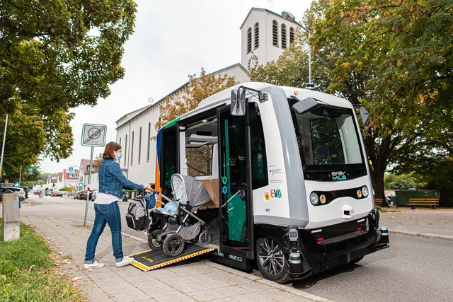 Vor allem für Alleinerziehende, Mütter mit Kindern und Menschen mit Behinderung sollen die autonomen Mini-Busse ausgelegt werden. | Foto: KVV/Paul Gärtner