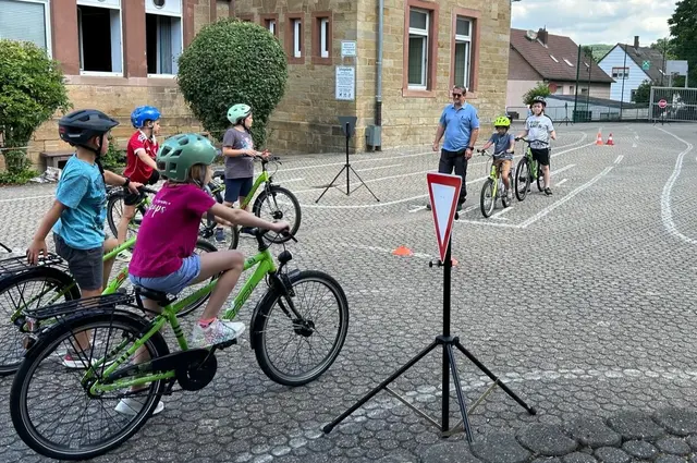 Kinder lernten beim Ferienprogramm der Polizei Lauterecken Streifenwagen, Gewahrsamszellen und Spurensicherung kennen. Außerdem bereitete die Jugendverkehrsschule sie in Lauterecken und Wolfstein auf die Fahrradprüfung vor. | Foto: Polizeiinspektion Lauterecken