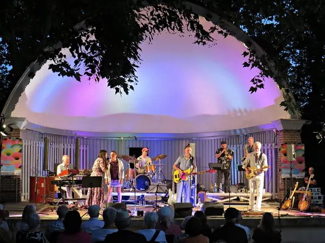 Konzert der Sisa Brothers in der toll beleuchteten Konzertmuschel | Foto: Brigitte Melder