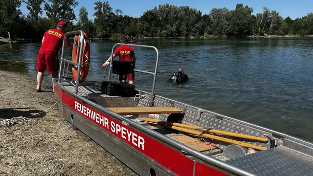 Am Binsfeld bei Speyer suchten Feuerwehr, DLRG und weitere Spezialkräfte am Samstag stundenlang nach einer vermissten Person im Wasser. Der Einsatz nach dem Badeunfall wurde später ohne Ergebnis abgebrochen. | Foto: Brand- und Katastrophenschutz der Stadt Speyer