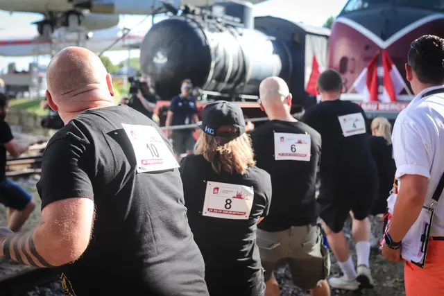 Eine Lok, zwei Waggons, 111 Menschen an zwei Seilen... | Foto: Cornelia Bauer