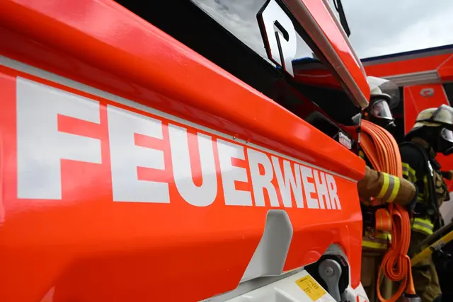 Die Feuerwehr war mit 18 Fahrzeugen vor Ort. (Symbolbild) | Foto: Bernd Weißbrod/dpa