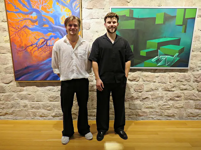 Die beiden jungen ausstellenden Künstler Jakob Okunik und Jan Fries | Foto: Brigitte Melder