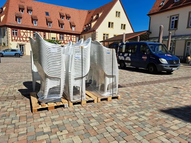 Die neuen Stühle warten bereits auf die Gäste der traditionellen Sommerkonzerte zum Beginn der Sommerferien im CVJM-Lebenshaus in Unteröwisheim | Foto: martin stock