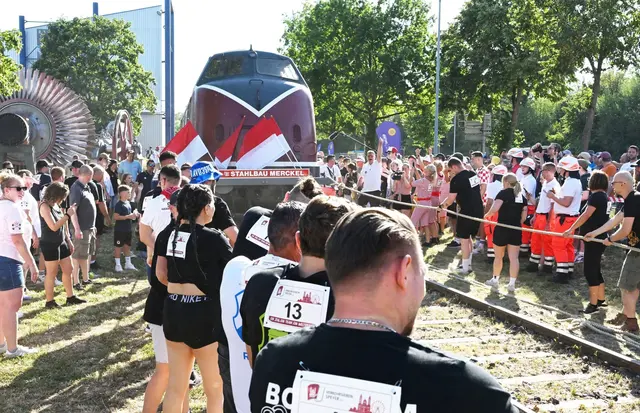Unter den 111 kräftigen Teilnehmern waren viele Sportler. | Foto: Uli Deck/dpa