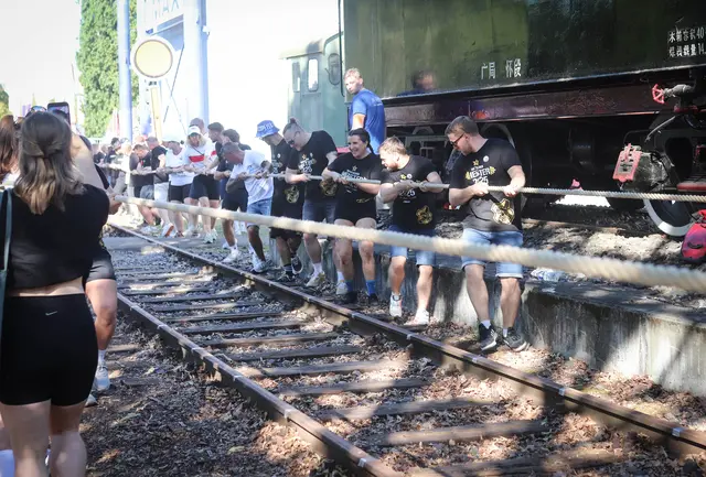 Pull! Und 111 Tonnen setzen sich in Bewegung. | Foto: Cornelia Bauer