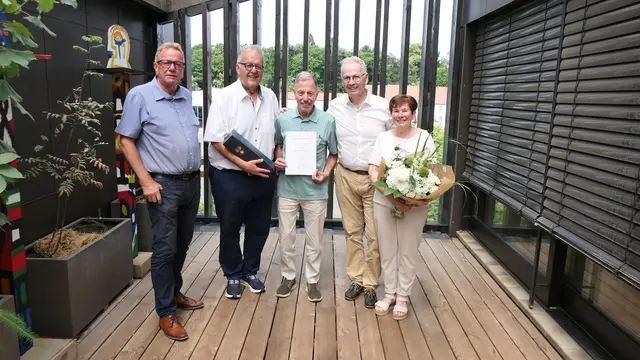 An der Feierstunde für Wolfgang Steitz (Mitte) nahmen neben den Angehörigen des Geehrten auch der Bürgermeister der Ortsgemeinde Ramsen, Arnold Ruster, sowie der Bürgermeister der Verbandsgemeinde Eisenberg, Bernd Frey, teil | Foto: Kreisverwaltung Donnersbergkreis