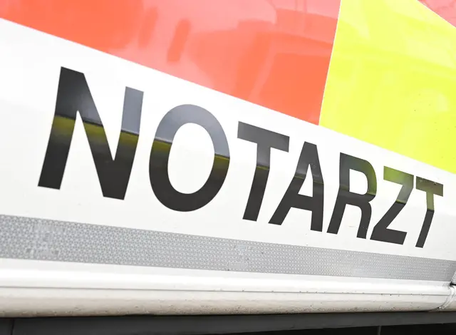 Der Fahrer kommt mit leichten Verletzungen ins Krankenhaus. (Symbolbild) | Foto: Bernd Weißbrod/dpa