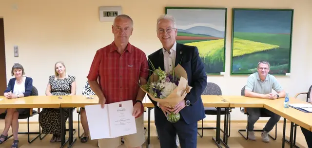 Auf 40 Jahre im öffentlichen Dienst kann Alexander Raab (links) zurückblicken, der die Urkunde aus den Händen von Landrat Rainer Guth erhielt | Foto: Kreisverwaltung Donnersbergkreis