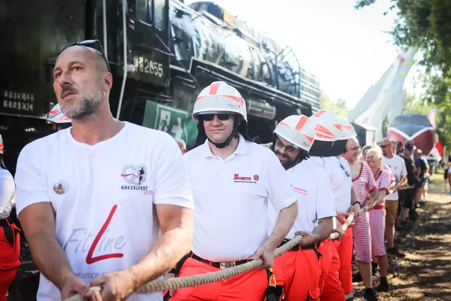 19 Teams machen sich bereit, die Lok und zwei Waggons in Bewegung zu setzen | Foto: Cornelia Bauer