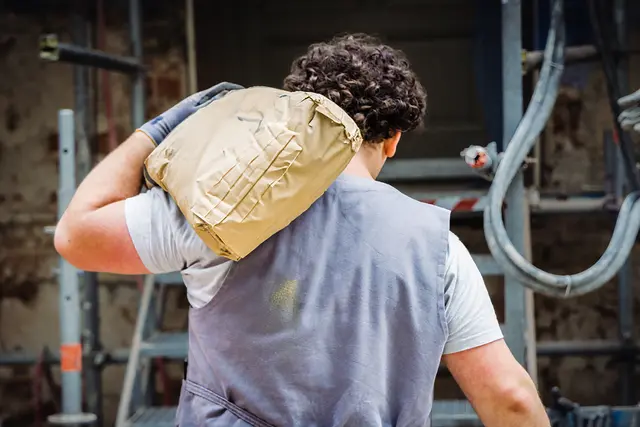 Auf Dauer nicht zu machen: das Schleppen von Säcken. Gerade Ältere stoßen bei schwerer körperlicher Arbeit wie auf dem Bau an ihre Grenzen. | Foto: IG Bau/Alireza Khalili/gratis