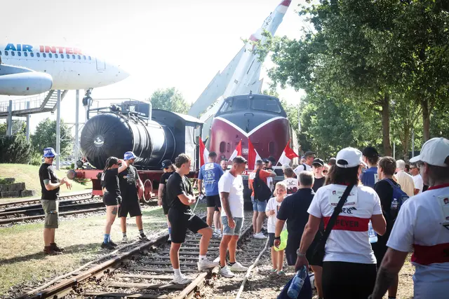 Die Lok und ihre beiden Waggons, die von 111 Menschen bewegt werden sollten | Foto: Cornelia Bauer