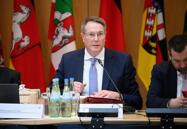 Ex-Ministerpräsident Schweitzer hat sich als MPK-Vorsitzender beim Bund für mehr Unterstützung der Kommunen eingesetzt. (Archivbild) | Foto: Bernd von Jutrczenka/dpa