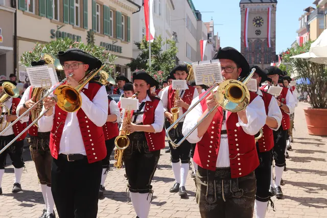 Viele Gruppen sorgten für einen musikalisch abwechslungsreichen Umzug. | Foto: Cornelia Bauer