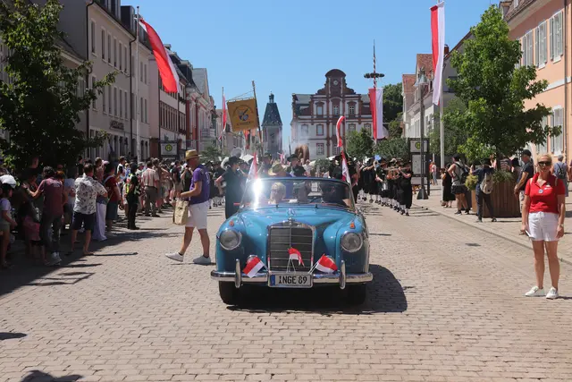 Zwei Oldtimer auf der Maxi: Das Nummernschild gibt Hinweise auf die Insassin | Foto: Cornelia Bauer
