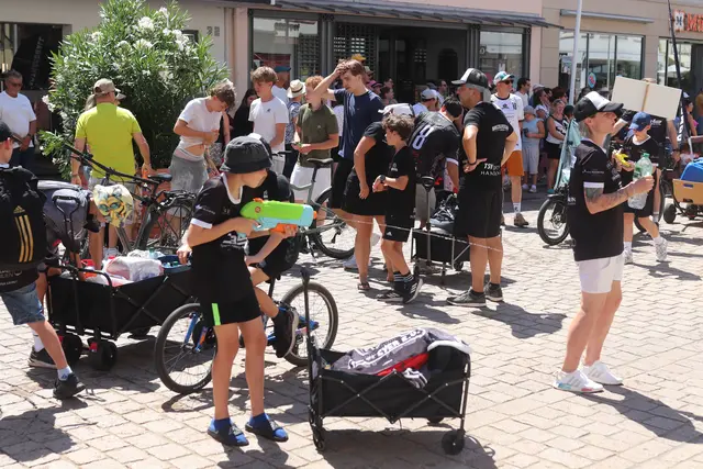 Viele Zugteilnehmer waren mit Wasserpistolen bewaffnet und gönnten Publikum und Mitläufern eine kleine Abkühlung. | Foto: Cornelia Bauer