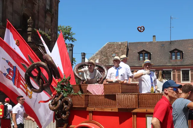 Oberbürgermeisterin Stefanie Seiler, Verkehrsverein-Geschäftsführer Claus Rehberger und Verkehrsverein-Vorsitzender Uwe Wöhlert auf dem Festwagen | Foto: Cornelia Bauer