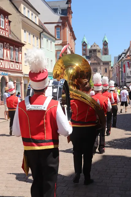 Bunter Umzug vor historischer Kulisse - der Brezelfestumzug ist immer wieder eine Augenweide. | Foto: Cornelia Bauer