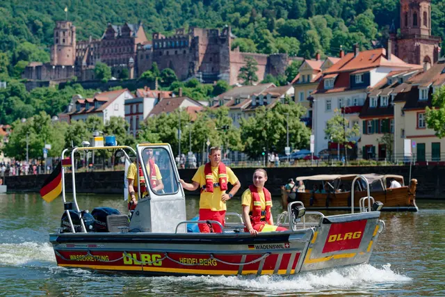Sind hier alle sicher unterwegs? Alexander Walter fährt mit DLRG-Kollegen mit einer Bootsstreife über den Neckar.  | Foto: Uwe Anspach/dpa