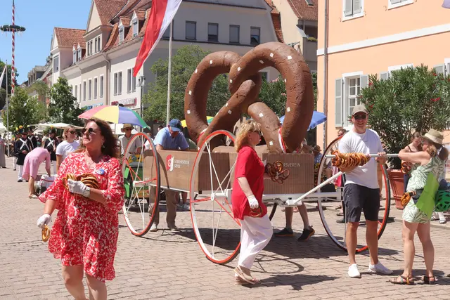 Auch Stadträtinnen und Stadträte verteilten beim Umzug die guten Speyerer Brezeln. | Foto: Cornelia Bauer