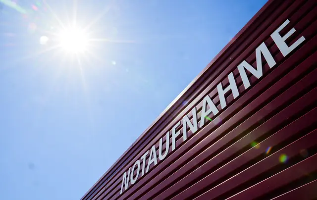 Wenn die Sonne über Tage brennt und die Temperaturen gen 40 Grad klettern, kann das Kliniken vor Probleme stellen. (Archivbild)  | Foto: Julian Stratenschulte/dpa