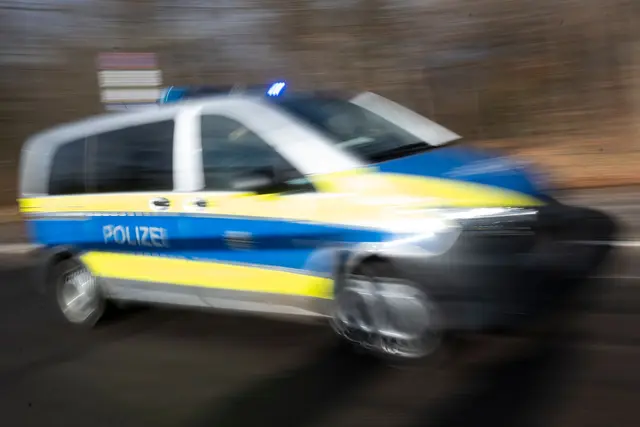 Die Polizei nimmt vier Verdächtige vorläufig fest. (Symbolbild) | Foto: Marijan Murat/dpa