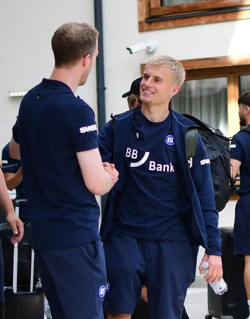 Begrüßung im Trainingslager durch den KSC-Trainer | Foto: abseits-ka/Anderer