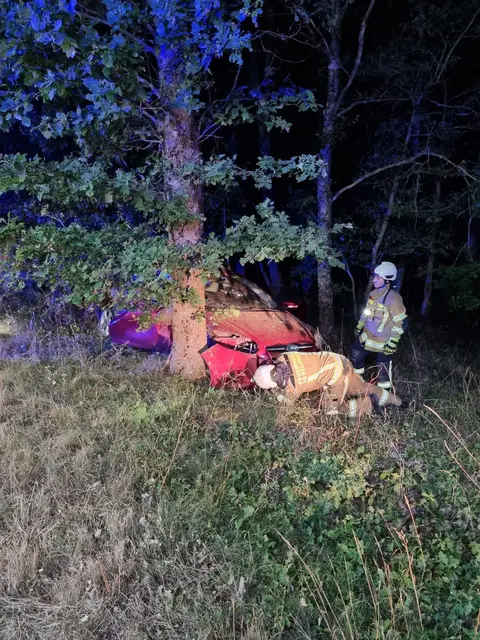 Auf der L367 zwischen Schwedelbach und Reichenbach kam ein Auto von der Straße ab | Foto: Freiwillige Feuerwehr Weilerbach