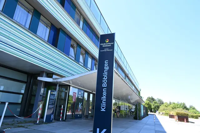 Einem Polizeisprecher zufolge war das Frühgeborene mit einem Gewicht von unter einem Kilogramm in der Klinik auf die Welt gekommen und dann verstorben. | Foto: Bernd Weißbrod/dpa