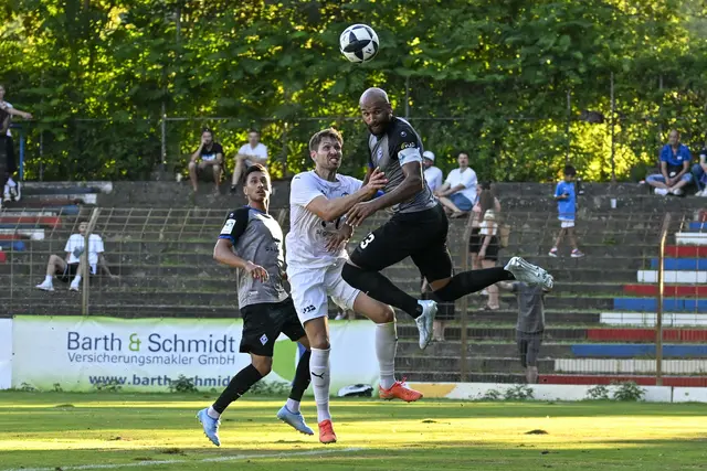 Terrence Boyd trifft im Testspiel beim VfR Mannheim für den Waldhof per Kopf zum 2:0.
 | Foto: Ruffler/PIX-Sportfotos