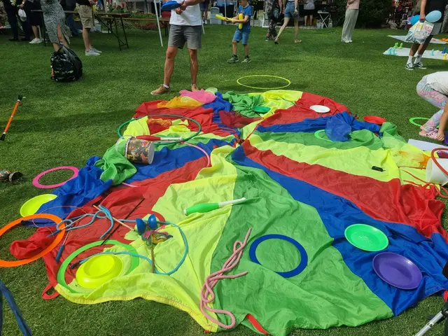 Auf der Wiese gab es ein großes Spiel- und Bewegungsangebot - hier konnte man unter anderem das Jonglieren ausprobieren. | Foto: BAS