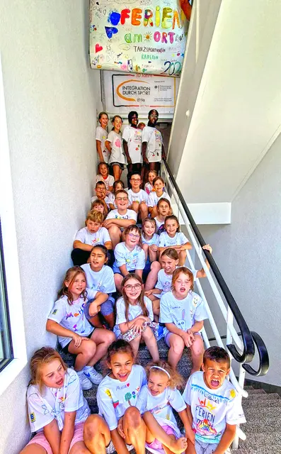 Nach dem Pizzaessen Gruppenbild auf der Treppe mit dem selbst gemalten Ferienprogramm-Poster | Foto: Christine Röhricht-Glas