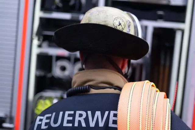 Feuerwehrleute können ein Ausbreiten der Flammen verhindern. (Symbolbild) | Foto: Marijan Murat/dpa