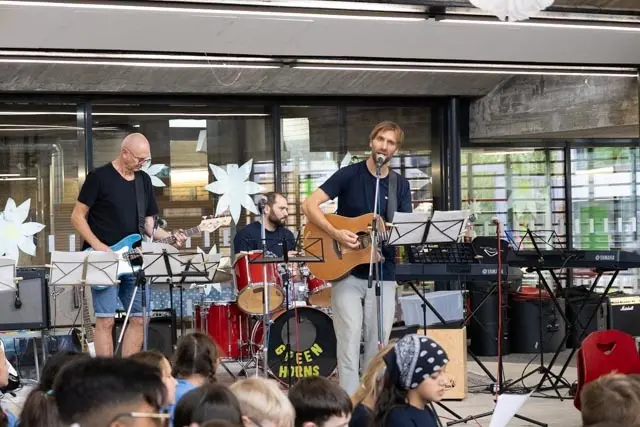 Die Lehrerband mit Marcel Gutting am Schlagzeug, Mathias Rückert an der Gitarre und Bernd Hocker am Bass  | Foto: Wolfgang Neuberth