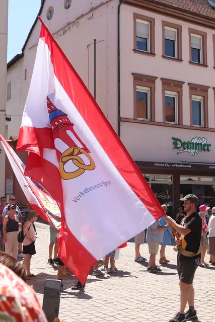 Die Innenstadt strahlte in Rot-Weiß. | Foto: Cornelia Bauer