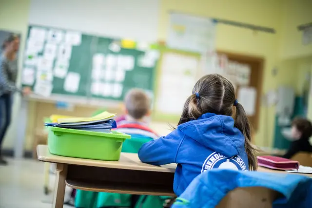 Pädagogische Fachkräfte unterstützen die Grundschulkinder. (Archivbild) | Foto: Marcel Kusch/dpa/dpa-tmn