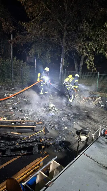 Mehrere Müllcontainer an der Gesamtschule Schermbeck brannten in der Nacht zu Montag vollständig aus. Die Feuerwehr löschte den Brand an der Schloßstraße mit zwei C-Rohren und übergab die Einsatzstelle anschließend an die Polizei. | Foto: Feuerwehr Schermbeck
