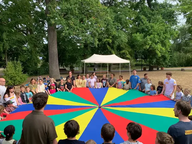 Wenn die Sommerferien beginnen, wird das Jugendzentrum Kandel für Kinder zur Fantasiewelt mit Spielen, Ausflug und Theaterabschluss. | Foto: Stadt Kandel