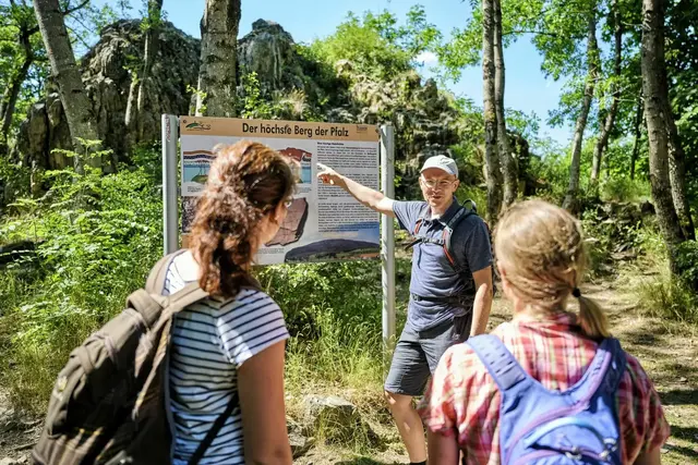 Es gibt mehrere ausgeschilderte Wege, um auf den Gipfel des Donnersbergs zu wandern.  | Foto: Donnersberg-Touristik-Verband/Florian Trykowski