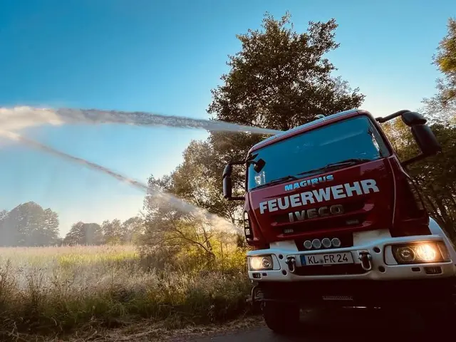 Mit mehreren Strahlrohren, dem Wenderohr eines Tanklöschfahrzeugs und Feuerpatschen bekämpften die Feuerwehrleute den Brand. | Foto: Feuerwehr Rodenbach