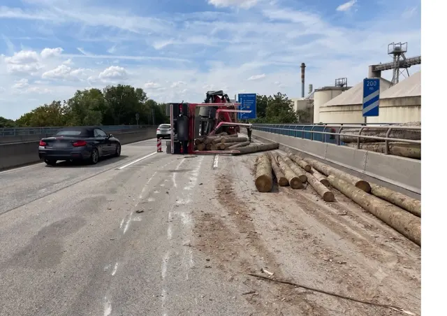 Ein umgekippter Lkw-Anhänger hat auf der A60 an der Weisenauer Brücke für eine Vollsperrung gesorgt. Baumstämme blockierten die Fahrbahn, landeten auf dem Fahrradweg und stürzten teils in den Rhein. | Foto: Verkehrsdirektion Mainz