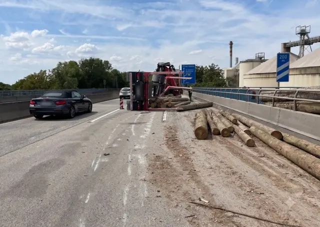 Die Polizei schätzt den Sachschaden auf etwa 25.000 Euro.  | Foto: ---/Verkehrsdirektion Mainz/dpa