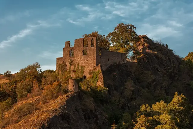 Die Burgruine Falkenstein auf dem Donnersberg bietet einen weitreichenden Ausblick und lädt zum Wandern ein. | Foto: Harald Kröher