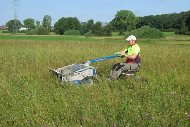 Mit dem "EBeetle" erntet der Landschaftspflegetrupp des Regierungspräsidiums die Samen der artenreichen Wiesen | Foto: Horst Grüllmeier