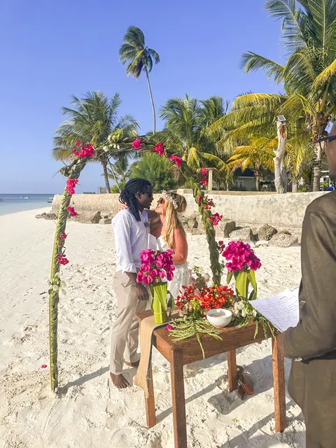 Amore unter Palmen: Claudia und Rolence stehen in Staffel 2 mit ihrer geplanten Hochzeit auf Sansibar im Mittelpunkt. | Foto: Joyn