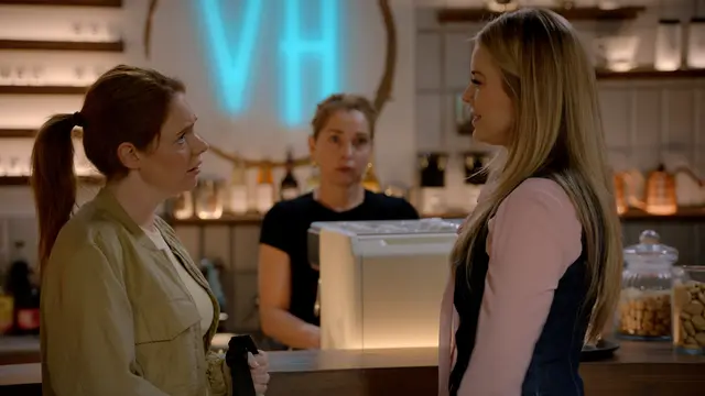 Toni versucht, ihre Zweifel an Nina zu verdrängen. Doch ihr Bauchgefühl lässt sich nicht länger ignorieren. Im Hintergrund beobachtet Nina die Begegnung. | Foto: RTL